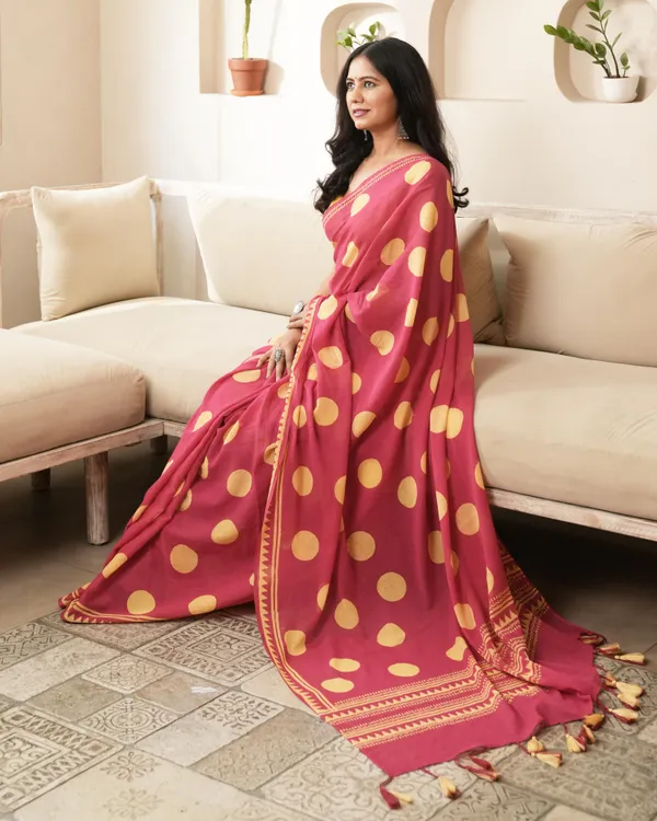 Magenta_Cotton_Charm_Polka_Dot_Mul_Saree_With_Tassels_For_Women